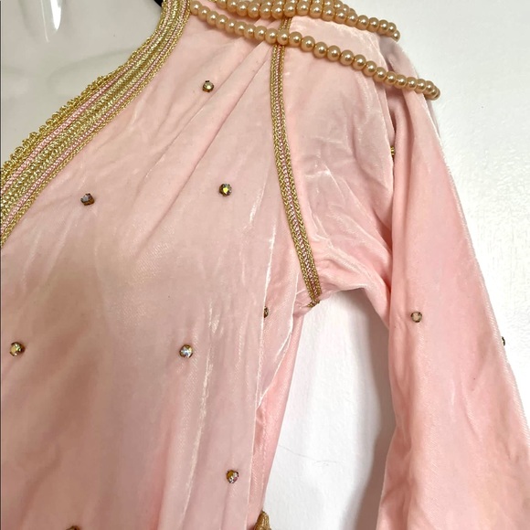 Light pink velvet kaftan with gold embroidery - Picture 5 of 8